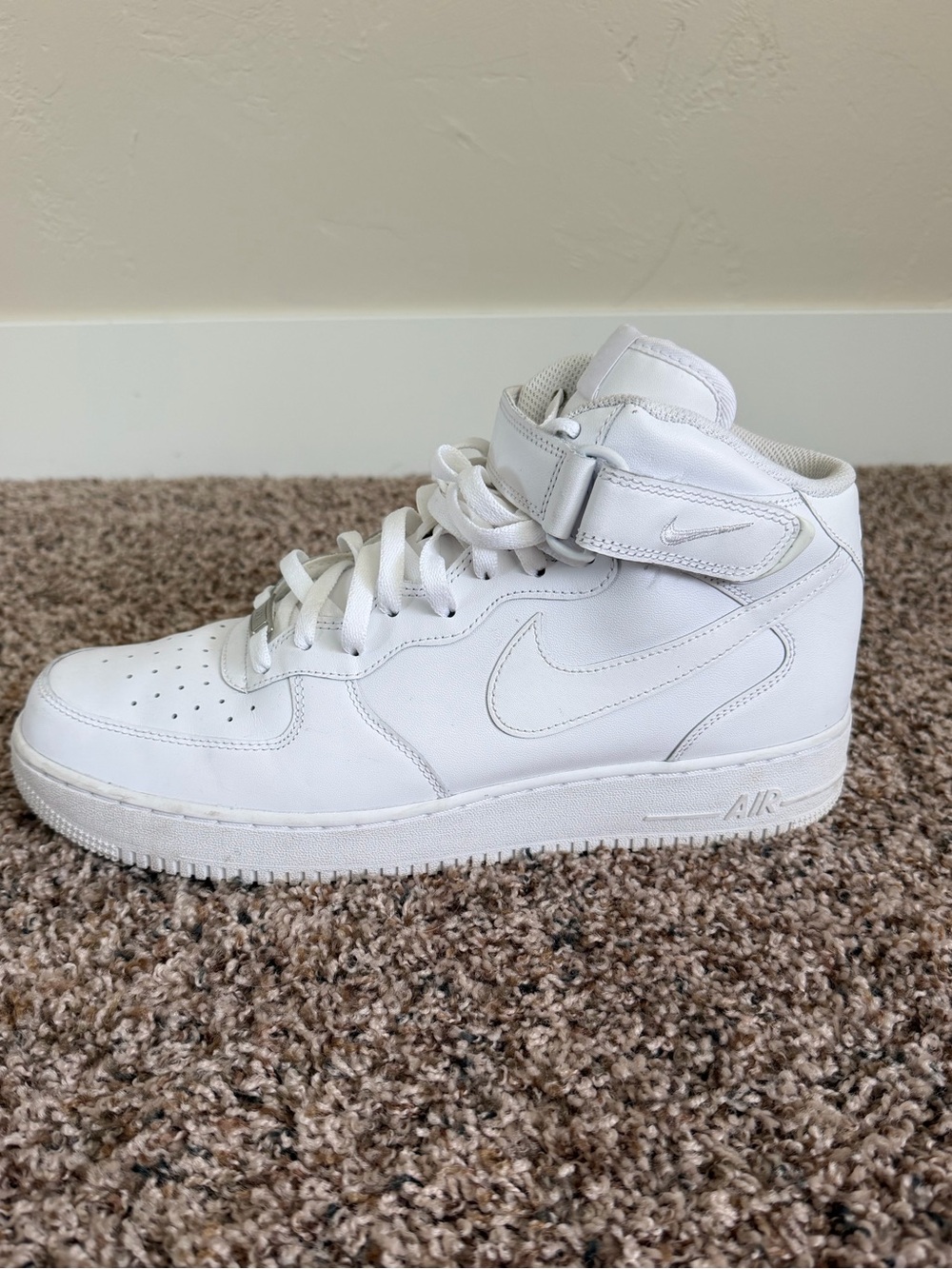 Nike Men’s Air Force 1 Mid ‘07 White Shoes, size 13